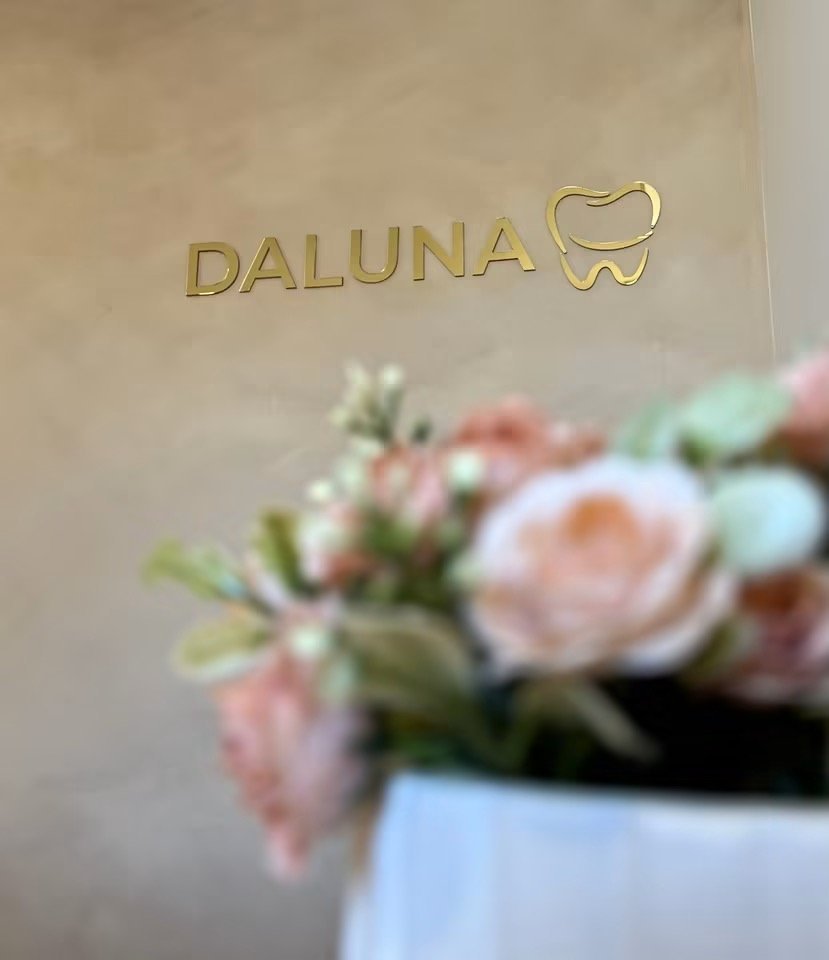 Letrero Daluna con flores en recepción